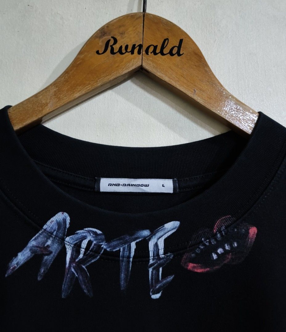 ARTE Oversized Heavy Cotton tee, shirt , tshirt, tees , shirts , Branded shirt , Preloved tee , ukay tee , thrifted shirt (Category: Tshirts & Polo Shirts ) located in Navotas City. Submitted by ronald_e.1234567890 (Listing ID 1436882474, Image 2). Description: 📌Sale! Basahin po ng mabuti lahat!!!!! 👌☑️😑😤 ✴️ARTE Oversized Heavy Cotton 22.5/23x27.5 dimension Minor issue, not visible pinhole sa balikat & Need Wash only 9.5 /10 Condi. 📌NOTE: Pl