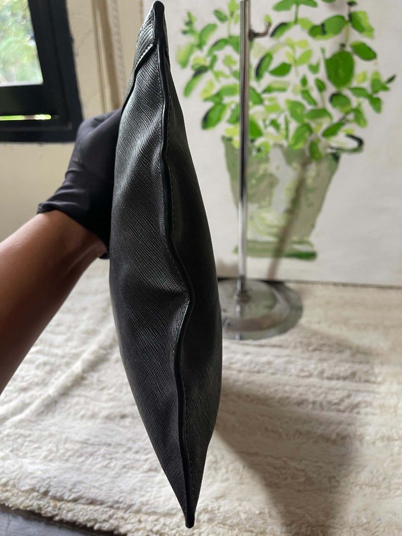 Bally Skid Clutch Bag Original (Category: Belt bags, Clutches and Pouches) located in Naawan. Submitted by twillycalledprelovedbags (Listing ID 1436901580, Image 2). Description: issue: replace puller, -OOk zipper, bally of Switzerland, with code.
