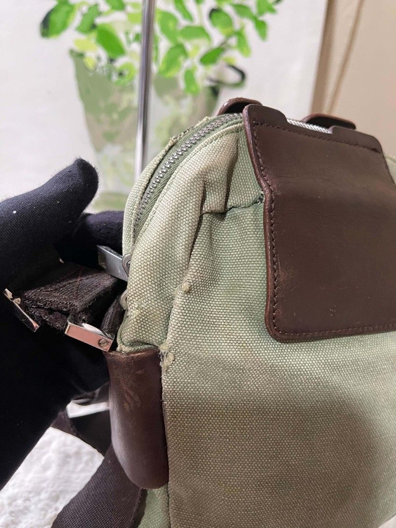 Bally sling bag for men for flaws original (Category: Sling Bags) located in Naawan. Submitted by twillycalledprelovedbags (Listing ID 1436879636, Image 2). Description: issue: may mga rubs, madumi, missing 1 puller - riri zipper, made in Spain.