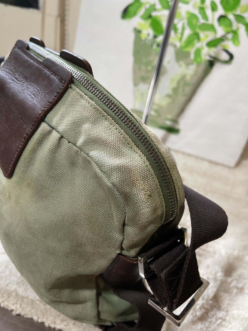 Bally sling bag for men for flaws original (Category: Sling Bags) located in Naawan. Submitted by twillycalledprelovedbags (Listing ID 1436879636, Image 3). Description: issue: may mga rubs, madumi, missing 1 puller - riri zipper, made in Spain.