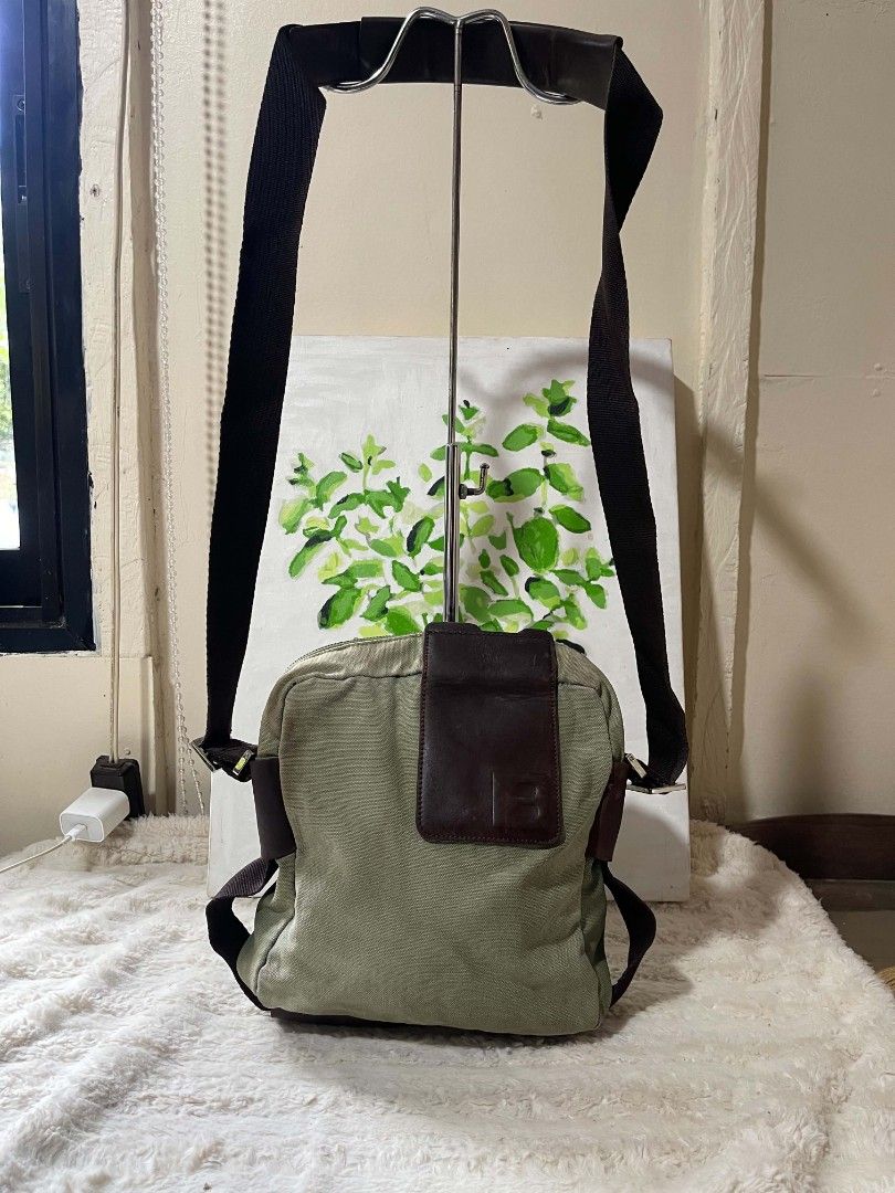 Bally sling bag for men for flaws original (Category: Sling Bags) located in Naawan. Submitted by twillycalledprelovedbags (Listing ID 1436879636, Image 1). Description: issue: may mga rubs, madumi, missing 1 puller - riri zipper, made in Spain.