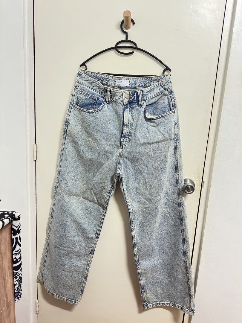 Bershka Baggy Jeans (Category: Jeans) located in Manila. Submitted by hutfris (Listing ID 1436905617, Image 1). Description: - Bershka baggy jeans - Light wash - High-waisted - Wide leg - Button and zipper closure - Size: EUR 44 - Style: The Baggy.