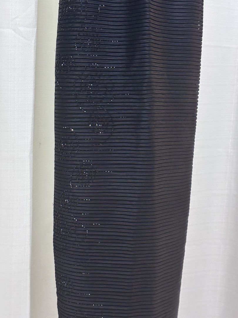 Black Sequined Thick Maxi Dress Gown (Category: Dresses) located in Bulacan. Submitted by sum1scloset (Listing ID 1436886632, Image 3). Description: SERIOUS BUSINESS ONLY, PLEASE. THOSE WHO WILL WASTE MY TIME WILL BE BLOCKED. closet clean-up to create space for a more sustainable lifestyle 💟 • most pieces are in xxs–xs, with only a few in s • all items are well taken care of and properly stored — i treat my clothes like babies 🤭 • actual photos