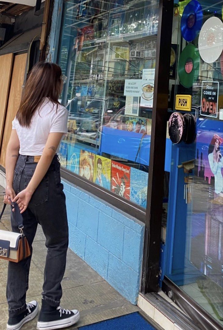 Black Stradivarius Straight/ Mom Jeans (Category: Jeans) located in Pasig City. Submitted by egfr26 (Listing ID 1436875731, Image 3). Description: 📍Pasig 🚚 SF shouldered by buyer. Within Metro only via Angkas/ Lalamove/ Grab 🎨 Color may vary due to lighting/screen settings 🧺 Please manage expectations. Actual condition shown in photos ❌ No return & exchange 💬 DM for inquiries.