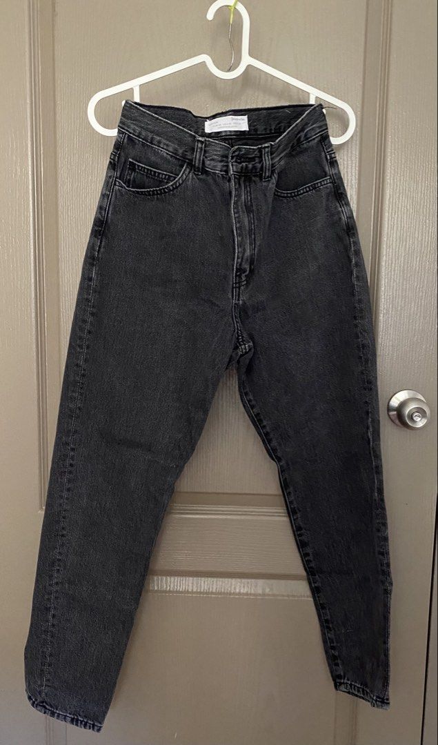 Black Stradivarius Straight/ Mom Jeans (Category: Jeans) located in Pasig City. Submitted by egfr26 (Listing ID 1436875731, Image 2). Description: 📍Pasig 🚚 SF shouldered by buyer. Within Metro only via Angkas/ Lalamove/ Grab 🎨 Color may vary due to lighting/screen settings 🧺 Please manage expectations. Actual condition shown in photos ❌ No return & exchange 💬 DM for inquiries.