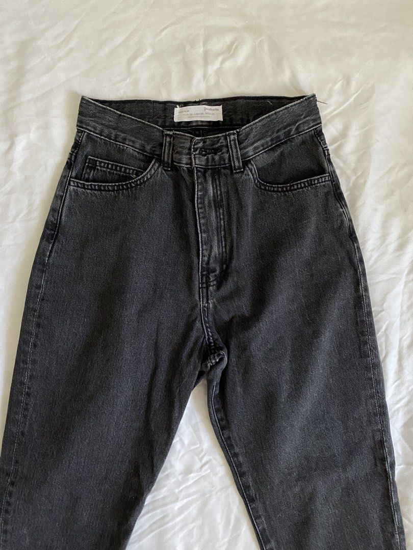 Black Stradivarius Straight/ Mom Jeans (Category: Jeans) located in Pasig City. Submitted by egfr26 (Listing ID 1436875731, Image 1). Description: 📍Pasig 🚚 SF shouldered by buyer. Within Metro only via Angkas/ Lalamove/ Grab 🎨 Color may vary due to lighting/screen settings 🧺 Please manage expectations. Actual condition shown in photos ❌ No return & exchange 💬 DM for inquiries.