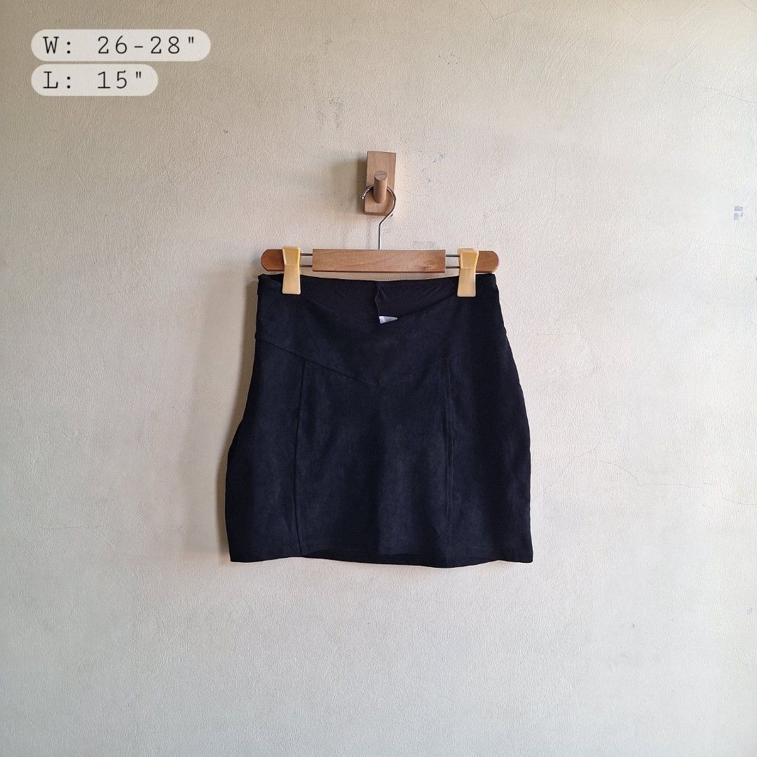 Black Velvet Skirt (Category: Skirts) located in Bulacan. Submitted by vicpicks (Listing ID 1436906291, Image 1). Description: Black Velvet Skirt Waist: 26-28" Length: 15" Mode of Delivery: J&T Express, Lalamove Mode of Payment: Gcash, BDO 📍 Bulacan.