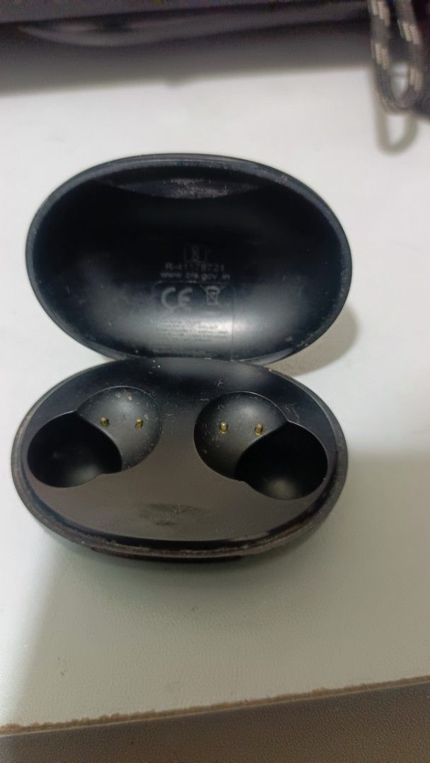 Black Wireless Earbuds with Charging Case (Category: Earphones) located in Manila. Submitted by gladion1994 (Listing ID 1436943078, Image 1). Description: - Black wireless earbuds - not include earpods - USB- Android port - Oval-shaped case .