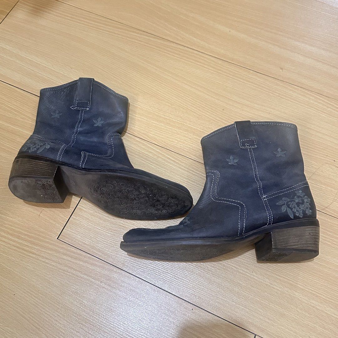 Blue Leather Ankle Boots Size 39 (Category: Boots) located in Manila. Submitted by preamorph (Listing ID 1436973731, Image 3). Description: .