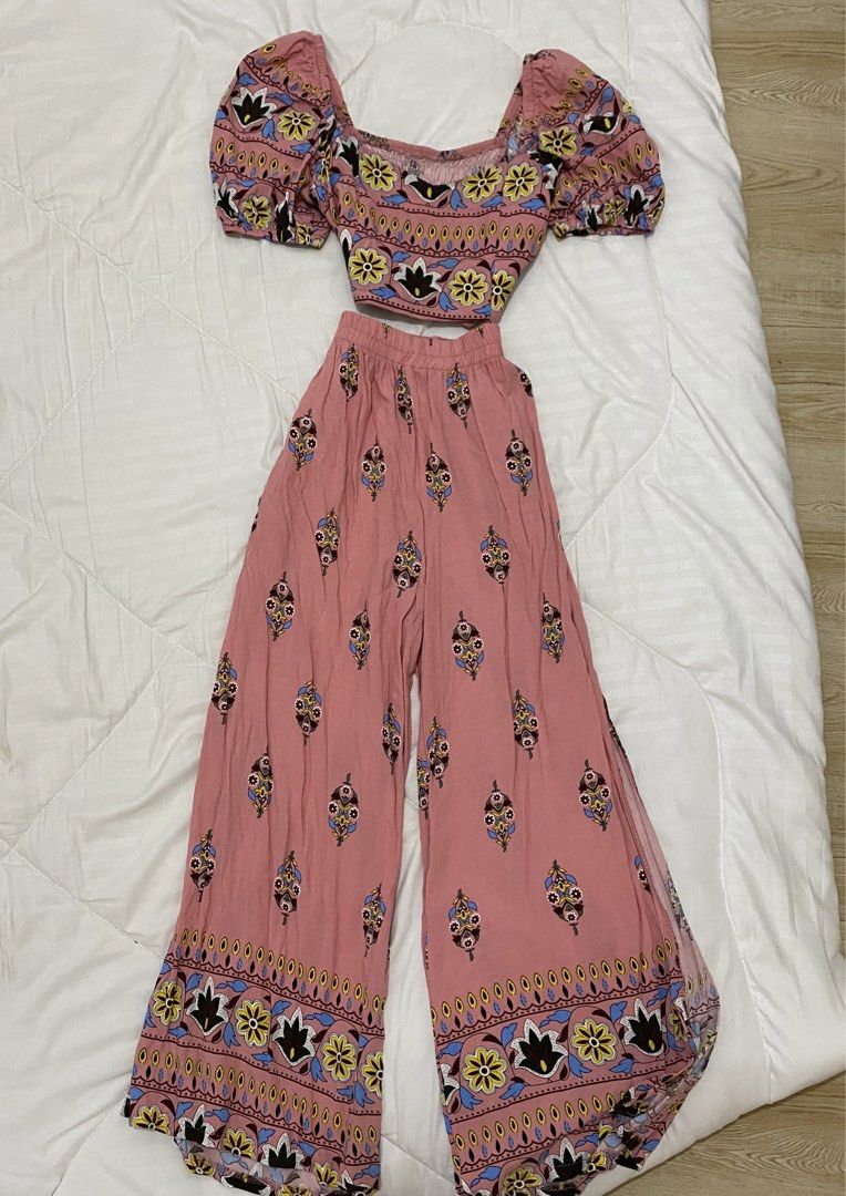 Bohemian coords set (Category: Sets or Coordinates) located in Aliaga. Submitted by dudarling (Listing ID 1436889217, Image 1). Description: - Pink bohemian print co-ord set - Includes a crop top and wide-leg pants - Top: Square neckline, puff sleeves - Pants: Elastic waistband - Ideal for casual outings and summer trips.