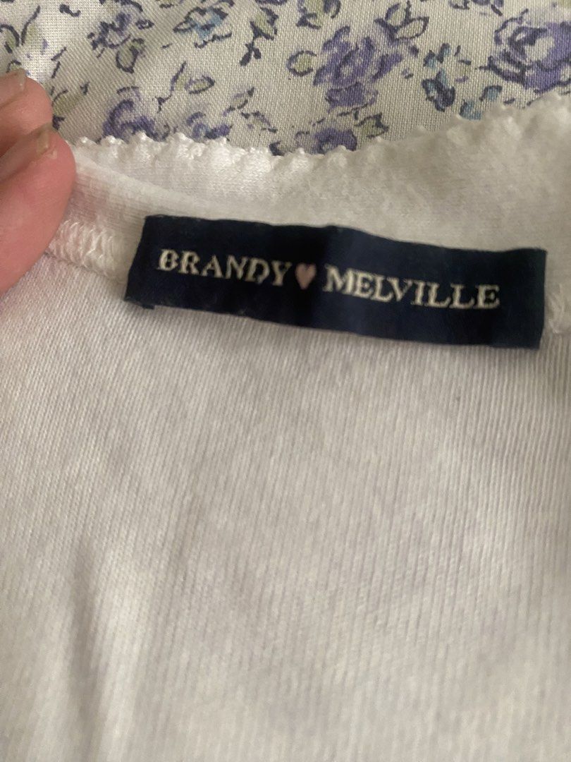 Brandy Melville White Cardigan Top (Category: Others Tops) located in Lila. Submitted by atfnya (Listing ID 1436904638, Image 3). Description: - Brand: Brandy Melville - Style: Cardigan top - Color: White - Features: V-neck, short sleeves, scalloped trim, button-up front - Style: Cropped - Material: Soft, lightweight fabric.