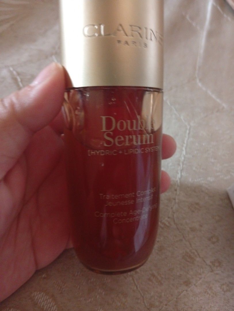 Clarins double serum complete age defying concentrate (Category: Face Care) located in Quezon City. Submitted by purple_haven (Listing ID 1434384974, Image 3). Description: Clarins double serum complete age defying concentrate 50ml *pre loved used a few times *with box but a bit worn out new packaging.