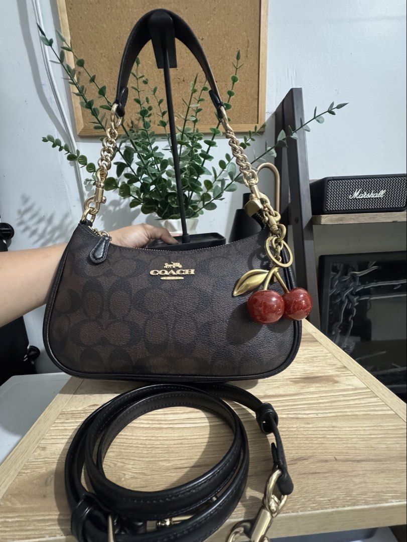 Coach Teri (Category: Luxury Bags & Wallets) located in Caloocan City. Submitted by itgirlfindsph (Listing ID 1436963025, Image 1). Description: Guaranteed OG 💯 bought from legit US Seller RFS di ko na nagagamit sayang kung naka stock lang .