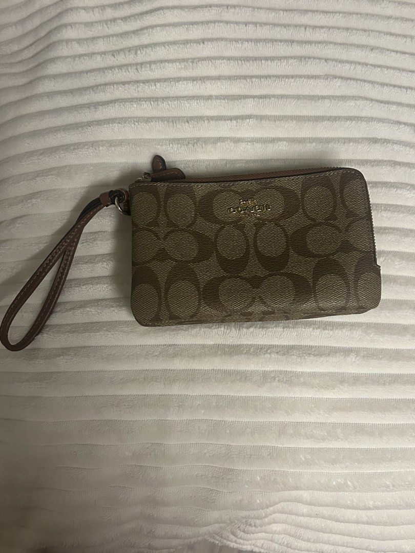 Coach Wallet (Category: Purses & Pouches) located in Manila. Submitted by kilogramdynamite (Listing ID 1436953050, Image 3). Description: Used less than 5 times .