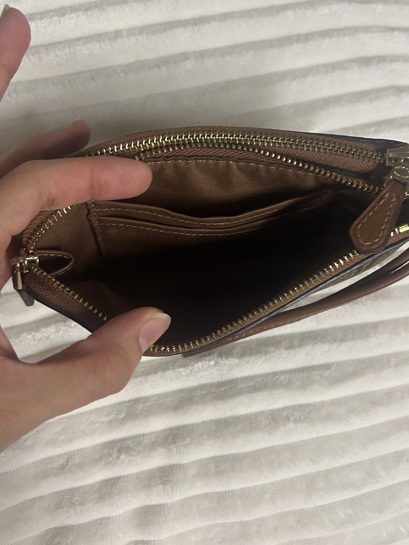 Coach Wallet (Category: Purses & Pouches) located in Manila. Submitted by kilogramdynamite (Listing ID 1436953050, Image 1). Description: Used less than 5 times .