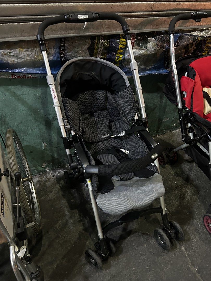 Combi Stroller (Category: Strollers) located in Manila. Submitted by starbalesukandjapansurplus (Listing ID 1436990411, Image 2). Description: - Black and gray Croll stroller - Includes sunshade - Equipped with a safety harness - Folds for convenient storage and transport - Features a comfortable seat - Stable four-wheel design.