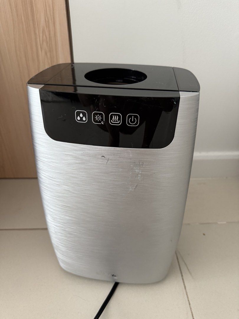 Crane 4-in-1 True HEPA Humidifier (Category: Air Purifiers & Dehumidifiers) located in Manila. Submitted by daismurous29294 (Listing ID 1436871696, Image 1). Description: This appliance appears to be a Crane 4-in-1 True HEPA Humidifier. It offers both cool and warm mist options to help relieve congestion and skin dryness. The unit includes a UV light function designed to reduce airborne bacteria and mold spores. It features a True HEPA filter to 