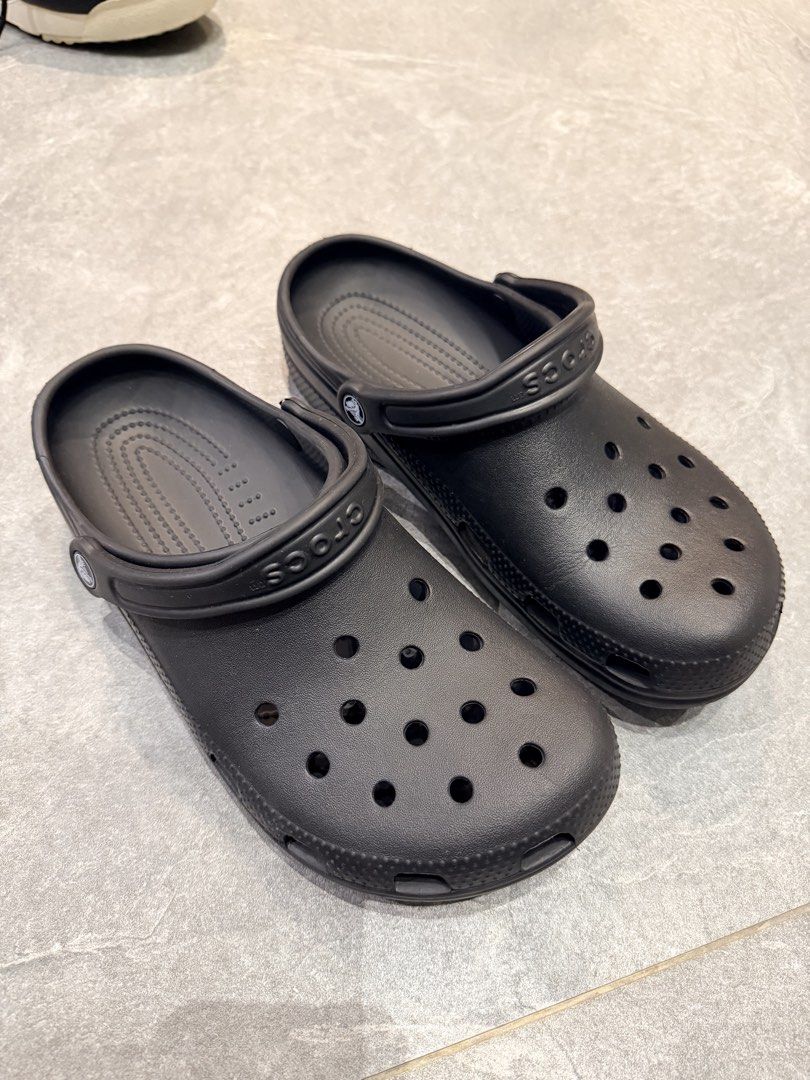 Crocs size 9 Mens Clogs Black (Category: Slippers & Slides) located in Davao. Submitted by sandrasellingthings (Listing ID 1436878239, Image 1). Description: Size M9 Insole length 27cm.