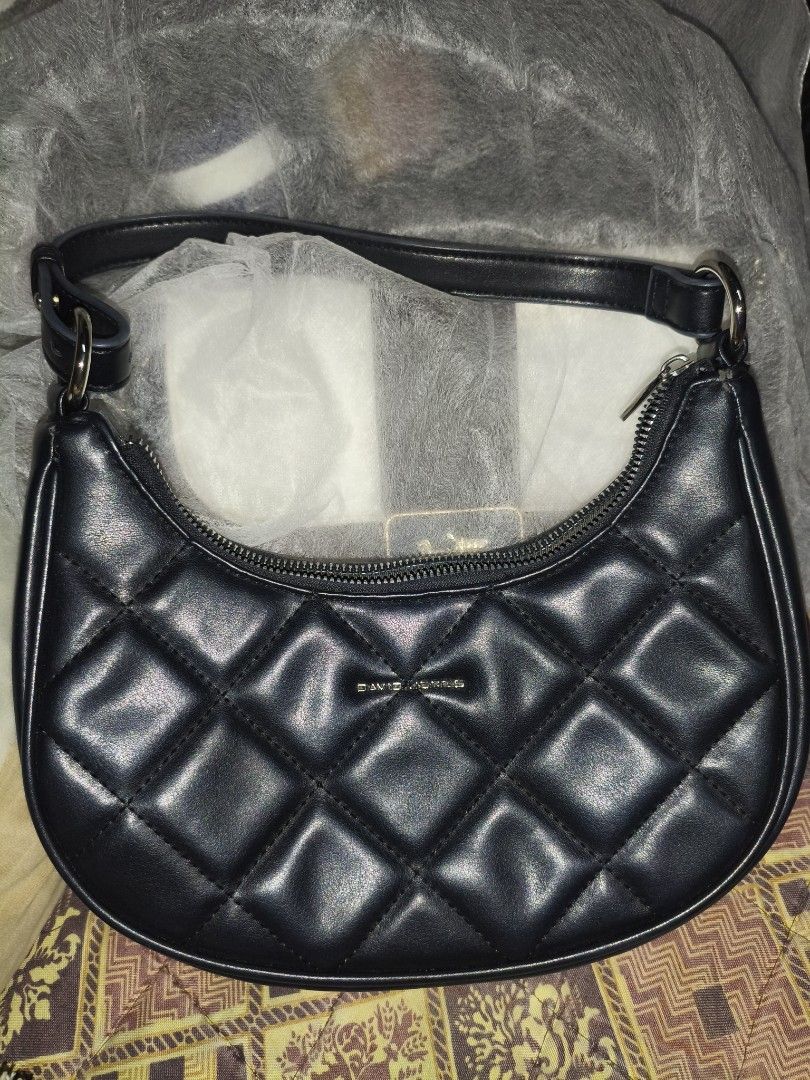 RUSH SALE! David Jones Shoulder Bag (Category: Shoulder Bags) located in Quezon City. Submitted by cathian (Listing ID 1436966920, Image 2). Description: Used Good See last pics for the issues. Has chippings. Pero di masyado noticeable. .