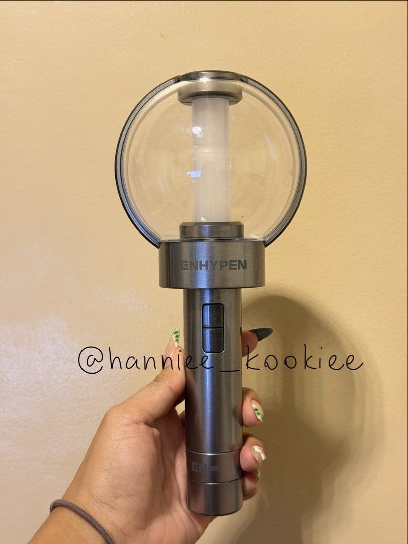 ENHYPEN Official Lightstick Ver 1 (Category: K-Wave Merchandise) located in Cainta. Submitted by hanniee_kookiee (Listing ID 1436924308, Image 2). Description: - Official ENHYPEN lightstick - Includes: lightstick, box, strap, pouch, and photocard - used twice only -minor scratches .