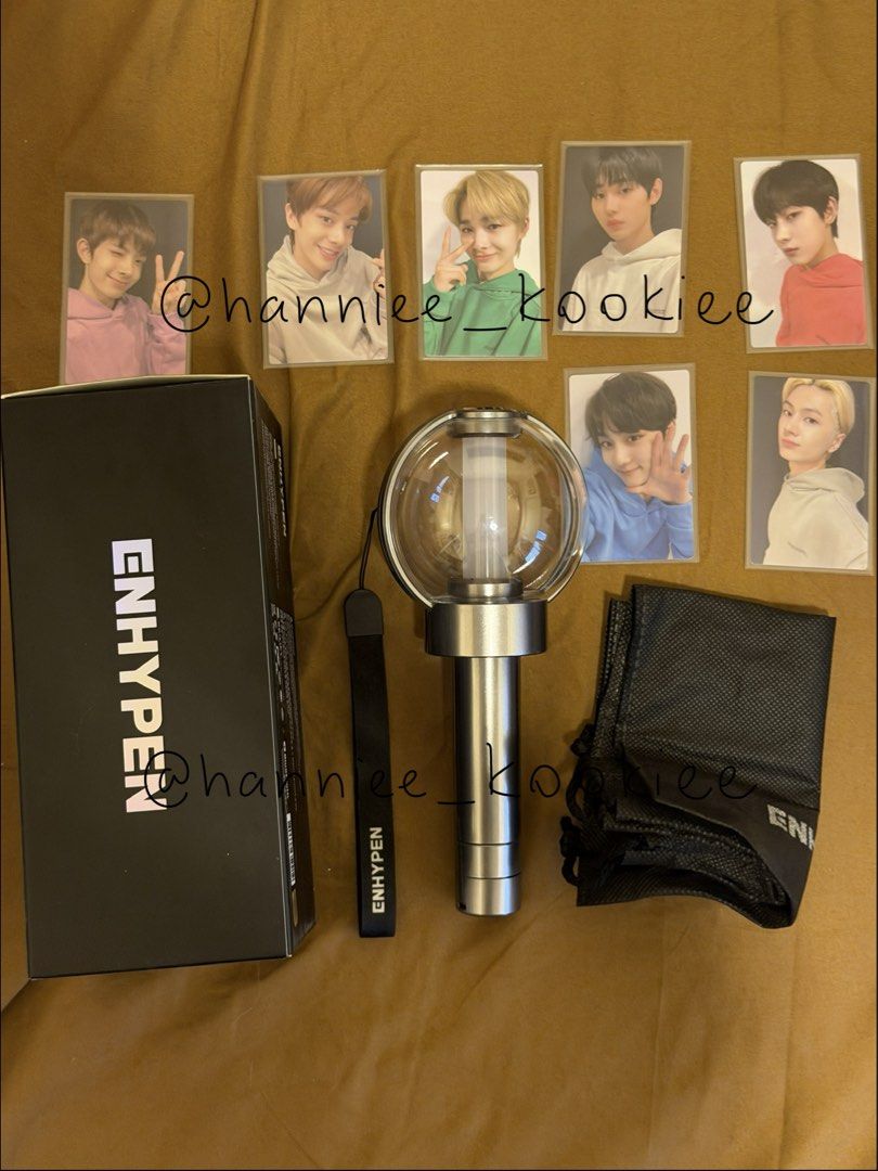 ENHYPEN Official Lightstick Ver 1 (Category: K-Wave Merchandise) located in Cainta. Submitted by hanniee_kookiee (Listing ID 1436924308, Image 1). Description: - Official ENHYPEN lightstick - Includes: lightstick, box, strap, pouch, and photocard - used twice only -minor scratches .