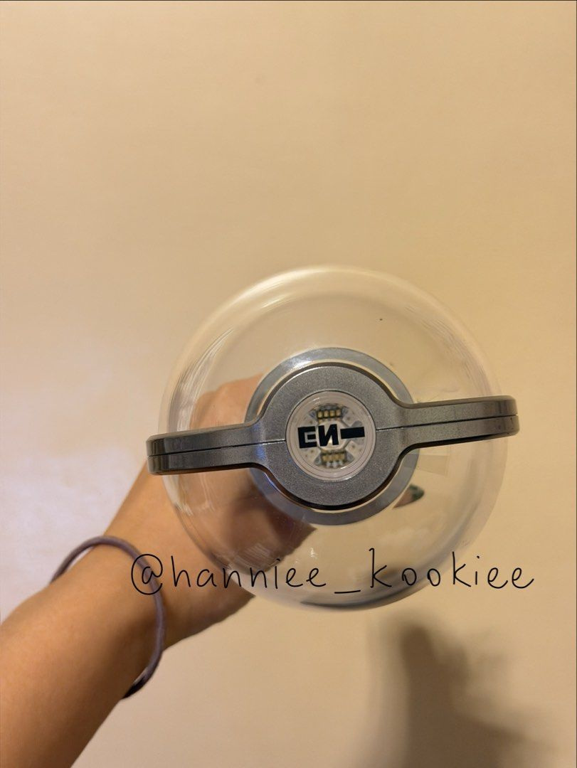 ENHYPEN Official Lightstick Ver 1 (Category: K-Wave Merchandise) located in Cainta. Submitted by hanniee_kookiee (Listing ID 1436924308, Image 3). Description: - Official ENHYPEN lightstick - Includes: lightstick, box, strap, pouch, and photocard - used twice only -minor scratches .