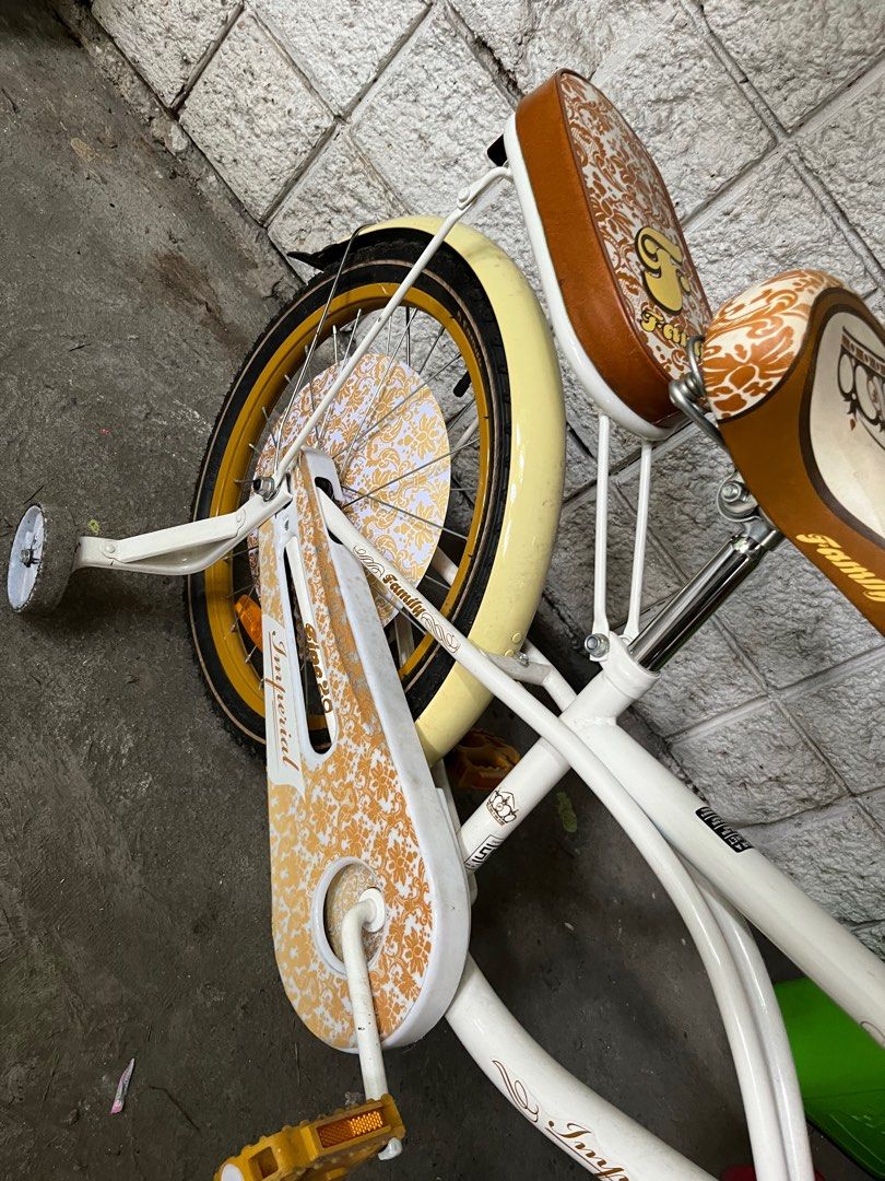 Family 20" bike (Category: Bicycles) located in Caloocan City. Submitted by rrolshoppe (Listing ID 1436892117, Image 3). Description: 7k+ bili sa sm, september 2025 lang No issue, no kalawang. RFS: Naka sawaan na di na ginamit, may roller skate na. .