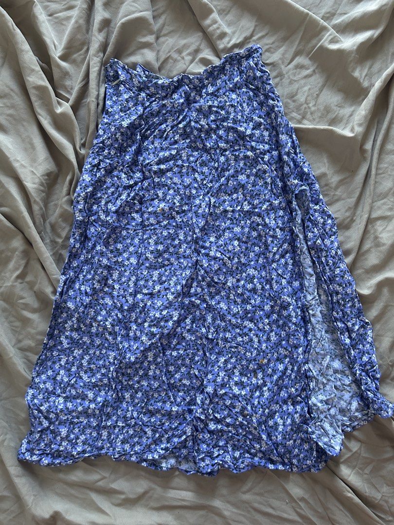 Floral Maxi Skirt (Category: Skirts) located in Binan City. Submitted by missrandomthings (Listing ID 1436854926, Image 1). Description: - Floral print maxi skirt - Colors: Blue and white - Flowy design - Side slit - Lightweight fabric - High-waisted - Comfortable fit - Perfect for casual and special events.