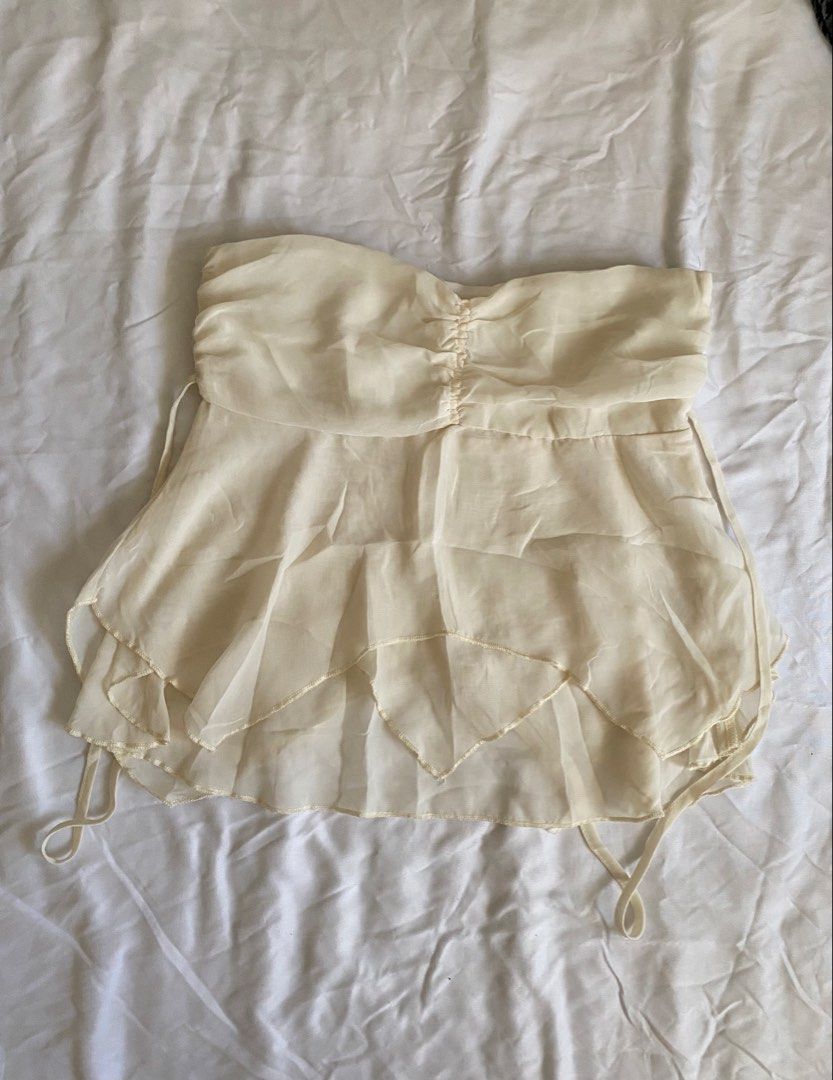 Flowy Ruffle Tube Beige Top (Category: Sleeveless) located in Pasig City. Submitted by egfr26 (Listing ID 1436877795, Image 1). Description: 📍Pasig 🚚 SF shouldered by buyer. Within Metro only via Angkas/ Lalamove/ Grab 🎨 Color may vary due to lighting/screen settings 🧺 Please manage expectations. Actual condition shown in photos ❌ No return & exchange 💬 DM for inquiries.