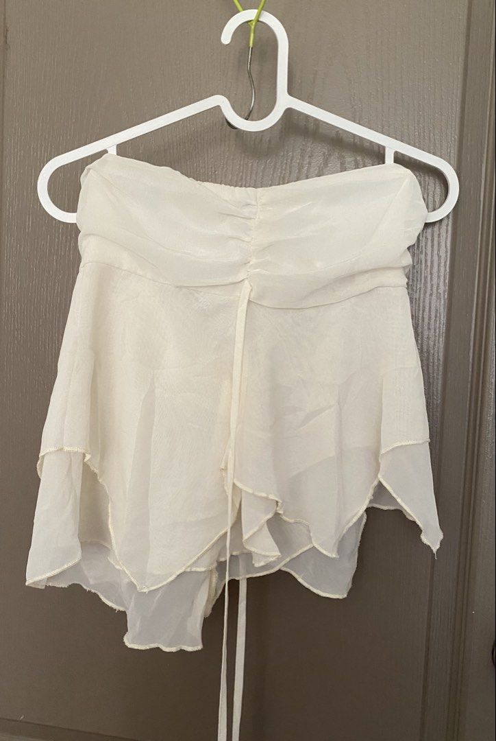 Flowy Ruffle Tube Beige Top (Category: Sleeveless) located in Pasig City. Submitted by egfr26 (Listing ID 1436877795, Image 2). Description: 📍Pasig 🚚 SF shouldered by buyer. Within Metro only via Angkas/ Lalamove/ Grab 🎨 Color may vary due to lighting/screen settings 🧺 Please manage expectations. Actual condition shown in photos ❌ No return & exchange 💬 DM for inquiries.