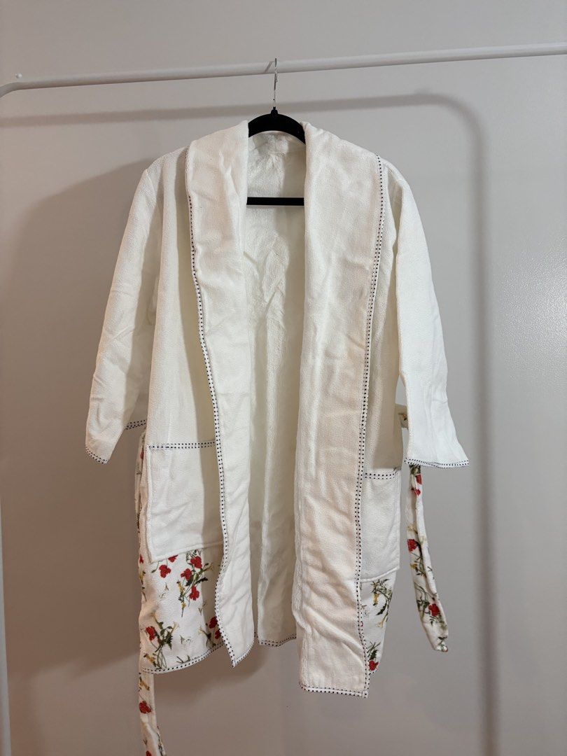 Francfranc White Floral Print Robe (Category: Undergarments & Loungewear) located in Muntinlupa City. Submitted by yuyubyyuka (Listing ID 1436948277, Image 2). Description: - Floral print edges and pockets - Shawl collar - Matching belt - Black stitching trim - Soft, absorbent material - Ideal for lounging or after shower With flaw as seen on photo.