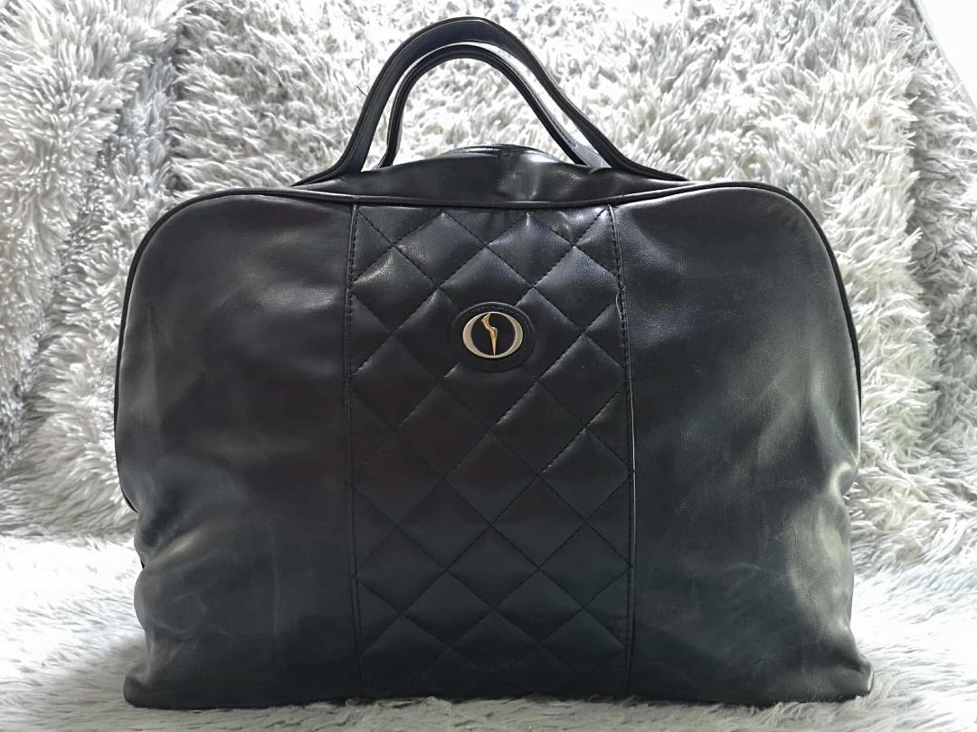 Gold Tone Zipper Leather Weekender Bag (Category: Beach Bags) located in Santa Cruz. Submitted by jmy_surplus.2 (Listing ID 1436898494, Image 1). Description: Size ; L - 14 W - 17 Color ; Black Type ; Weekender Bag Brand ; No Brand Material ; Leather Style ; Black leather Weekender Bag LR 154 JMY 3 Batch #203.