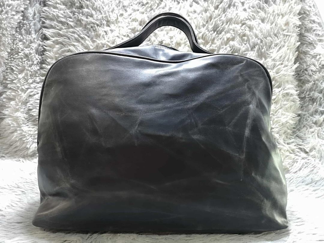 Gold Tone Zipper Leather Weekender Bag (Category: Beach Bags) located in Santa Cruz. Submitted by jmy_surplus.2 (Listing ID 1436898494, Image 3). Description: Size ; L - 14 W - 17 Color ; Black Type ; Weekender Bag Brand ; No Brand Material ; Leather Style ; Black leather Weekender Bag LR 154 JMY 3 Batch #203.