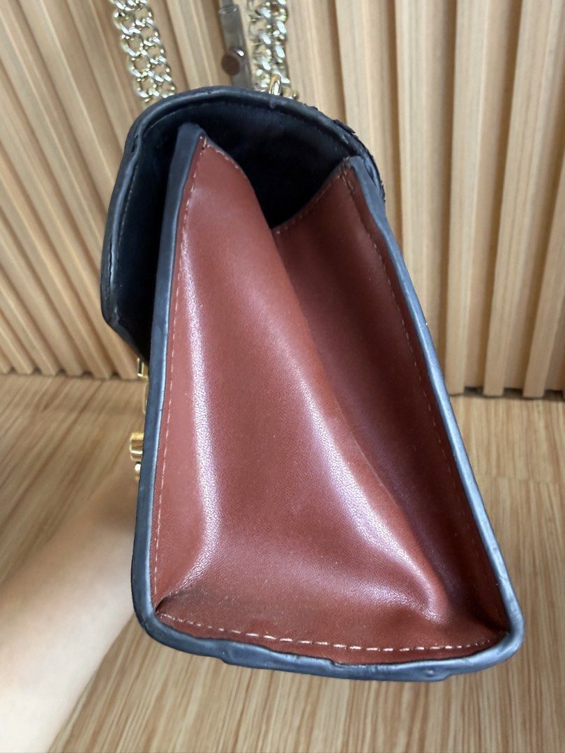 gucci (Category: Luxury Bags & Wallets) located in Lipa City. Submitted by thyra06 (Listing ID 1436868658, Image 3). Description: Gucci padlock twoway small size.