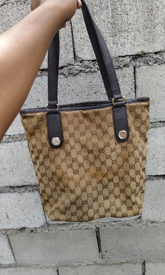 Gucci GG CANVAS CHARMY TOTE BAG (Category: Luxury Bags & Wallets) located in Mati. Submitted by gsthrift (Listing ID 1436939441, Image 2). Description: .