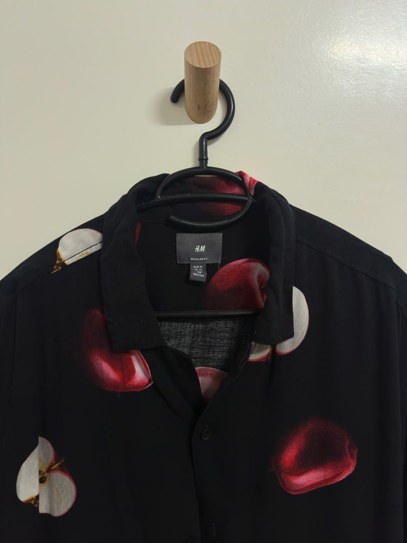 H&M Apple Print Shirt (Category: Tshirts & Polo Shirts ) located in Manila. Submitted by hutfris (Listing ID 1436896215, Image 2). Description: Black shirt from H&M with an apple print. It has short sleeves and a button-down front. The shirt has a collared neckline. The size is XL. The shirt is made of a lightweight material..