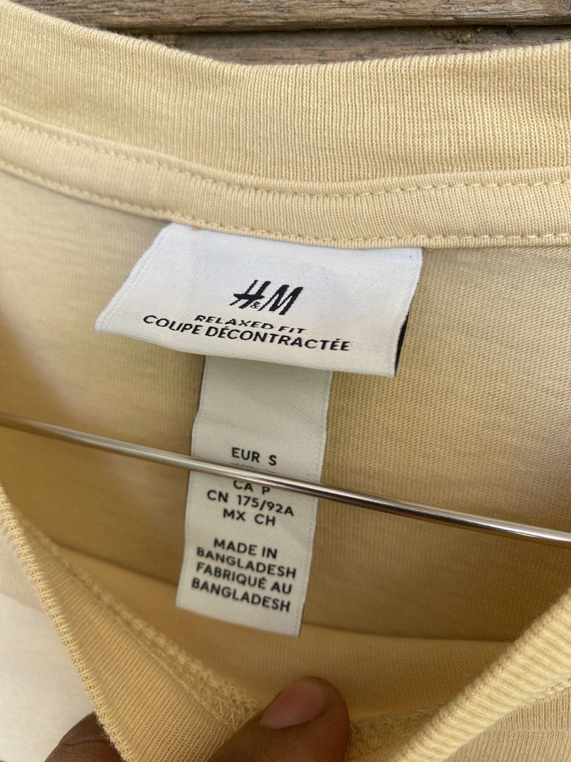 H&M Beams Of Light (Category: Tshirts & Polo Shirts ) located in Bayombong. Submitted by fliptique (Listing ID 1436975800, Image 3). Description: H&M Beams Of Light Excellent Condition Size on tag : Small Dimes : 20”x26.5” Shoulder To Shoulder : 18.5” Sleeve Length : 8” Color Rate : 10 Issue : ❌❌❌ 650 + sf Nueva Vizcaya Loc Hit a message if interested .