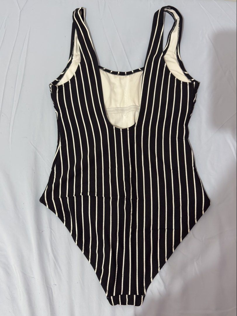 H&M Black Swimsuit Medium to Large (Category: Bikinis & Swimsuits) located in Makati City. Submitted by svnshinemarie (Listing ID 1436845953, Image 2). Description: used only a few times purchased for 1490.