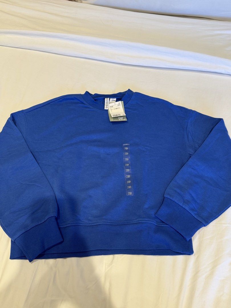 H&M Blue Sweatshirt (Category: Longsleeves) located in San Juan City. Submitted by eunicezcloset (Listing ID 1436918033, Image 1). Description: - Vibrant blue color - Relaxed fit - Brand new with tags - Bought for ₱499 - has a mark, but barely noticeable (see picture).