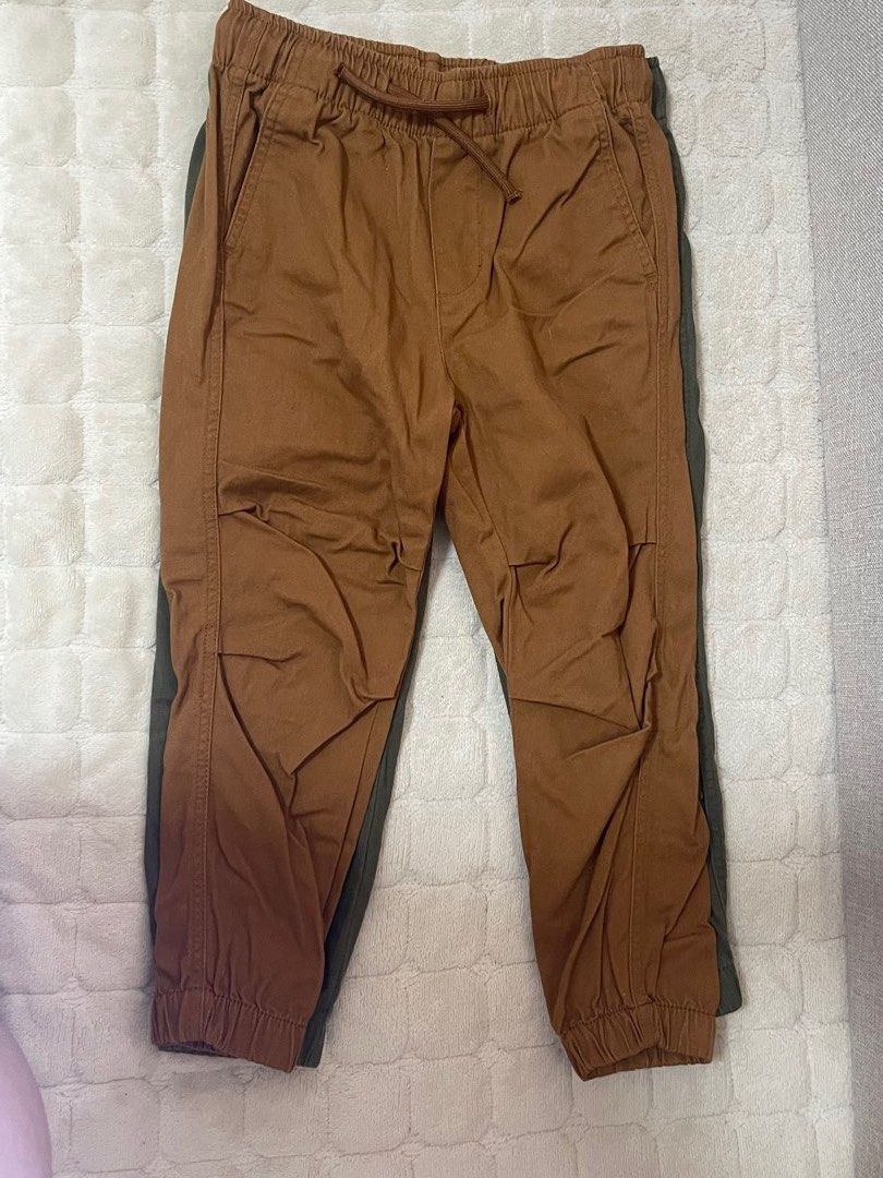 H&M Jogger Elastic Waist Pants (Category: Babies & Kids Fashion) located in San Pedro. Submitted by cchloepreloved (Listing ID 1436860048, Image 3). Description: - H&M jogger pants - Available colors: Olive green, Brown - Size: 3-4 years old (EUR 104) - Features: Elastic waist for comfort - Material: Cotton - Perfect for everyday wear.
