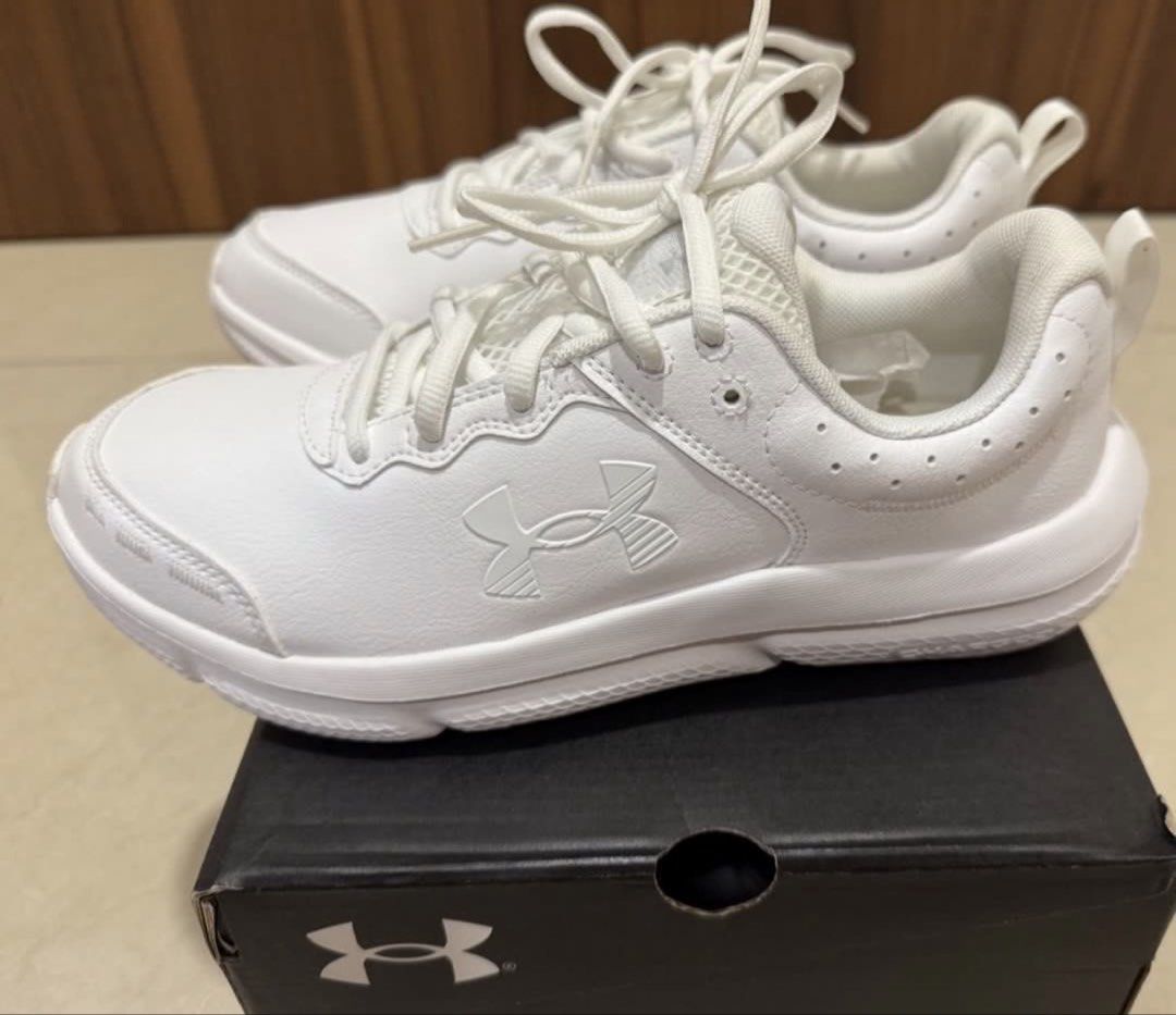 School White Shoes ( Updated on 9 May 26) (Category: Sneakers) located in Singapore. Submitted by tgxtoon (Listing ID 1402244652, Image 3). Description: Under Armour School White Shoes: UA Assert 10 - $48 Size US7/ EU40 - approximately 25cm. Hoka Bondi 9 US 7 White - $98 Perfect as school shoes. Self collect at my place..