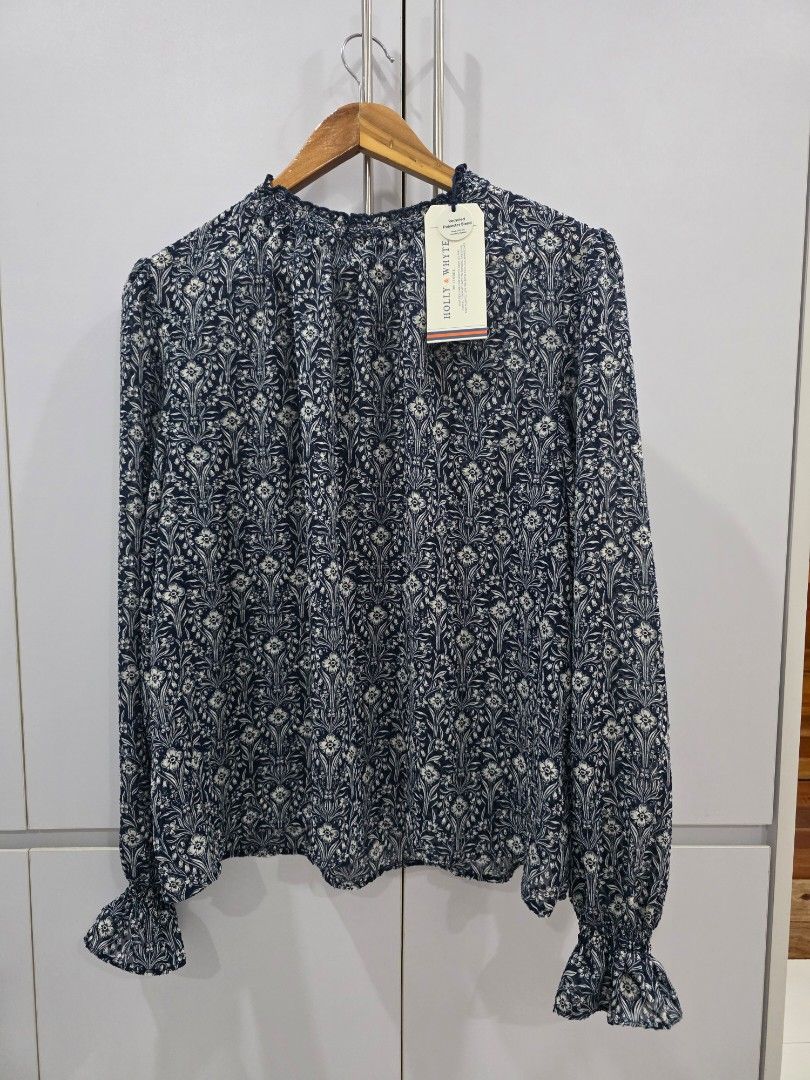 Holly & Whyte Floral Blouse - Size L (Category: Blouses) located in Padre Garcia. Submitted by strikerz101 (Listing ID 1436951565, Image 1). Description: Beautiful floral blouse from Holly & Whyte. Features long sleeves with ruffled cuffs. The blouse has a delicate floral pattern in shades of blue and white. It is made from a recycled polyester blend. Bought in Sweden, the size is L. The original price was 349 swedish krona equivalent to 2,291 pe