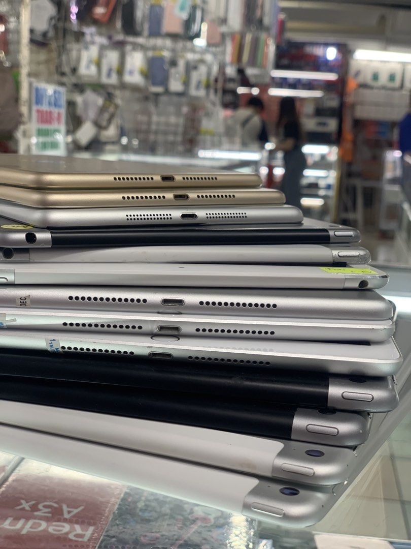 Ipad Air 2,ipad 5th gen, 6th gen,... ipad 10th gen (Category: iPad) located in Manila. Submitted by jy_tech (Listing ID 1436853386, Image 1). Description: The iPad Air 2 is a thin and lightweight tablet made by Apple, released in 2014. It became popular for being one of the thinnest tablets of its time and introduced features like Touch ID (fingerprint unlock). 🔑 Key Features • Display: 9.7-inch Retina display (sharp and clear screen) • Processo