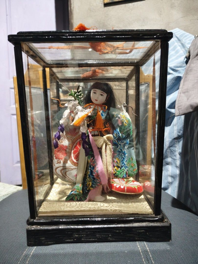 Japan Doll with Glass box (Category: Announcements) located in Gapan. Submitted by chashops31 (Listing ID 1436871766, Image 2). Description: Japan Surplus.