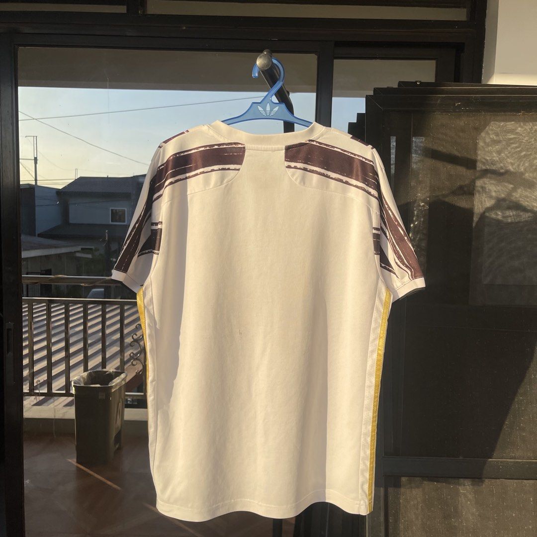 Jeep x Adidas (Category: Activewear) located in Naic. Submitted by johnrell1234 (Listing ID 1436975137, Image 2). Description: 📐⬇️ Measurements: Width: 21” | Length: 27” Color rate: 10/10 Excellent Condition Issue: Crack Print .