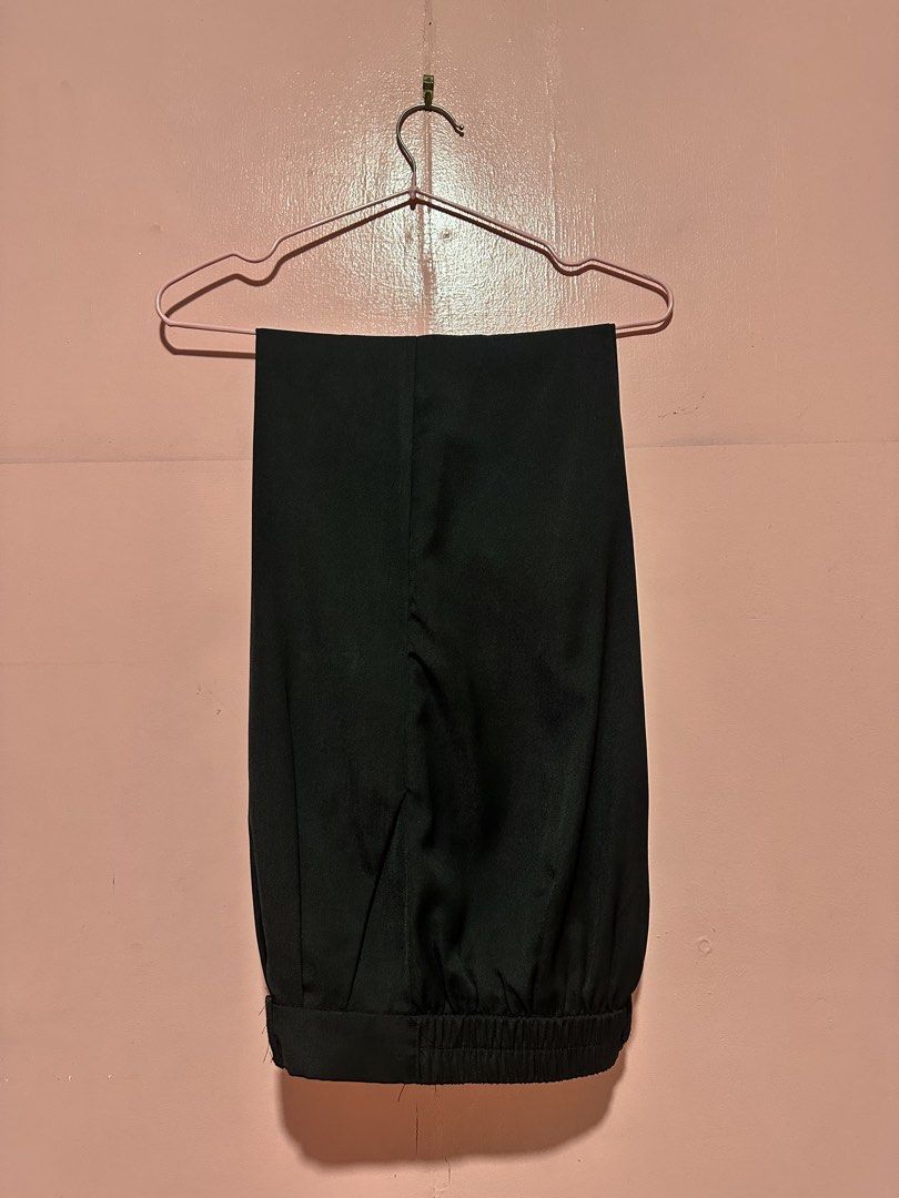 Kinwoo High Waist Trousers (Category: Other Bottoms) located in Rizal. Submitted by basicsrzl (Listing ID 1436841822, Image 1). Description: - Kinwoo High Waist Trousers - Features: Elastic waist, vertical leg design - Size: - Waist: 26-31 inches - Length: 38-39 inches - Cuff: 20 inches - Best for heights: 4'11" - 5'6".