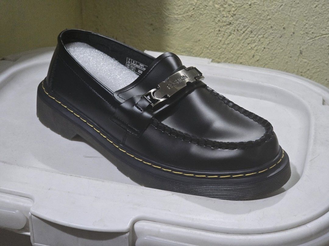 KMY Loafers (Category: Dress Shoes) located in Valenzuela. Submitted by sprikitikbop (Listing ID 1436975755, Image 1). Description: brand new selling because i got the wrong size comes with original box.
