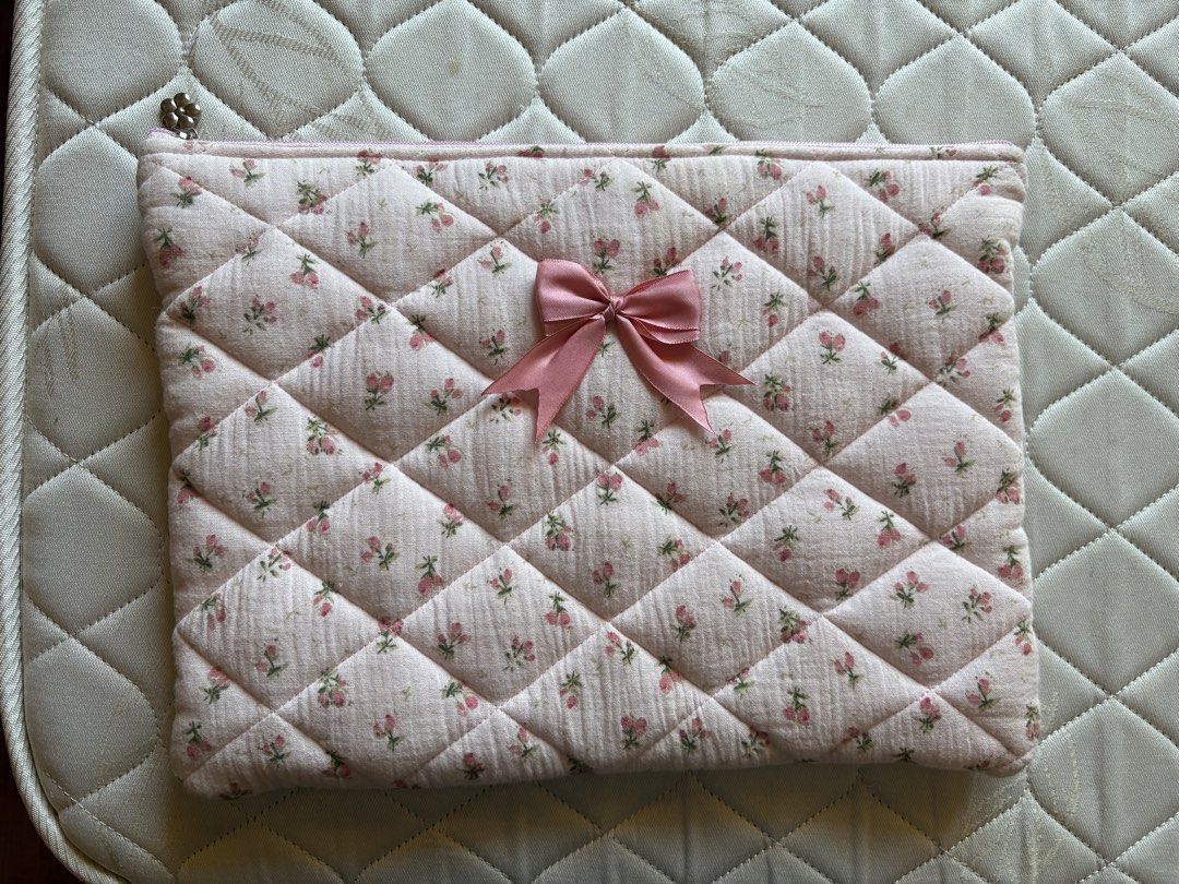 Laptop sleeve for 13 inch (Category: Laptop Bags & Sleeves) located in Abucay. Submitted by love.jerine (Listing ID 1437002483, Image 1). Description: .