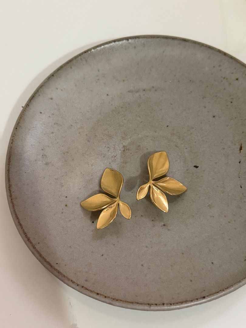 Lily Gold Leaf Statement Earrings (Category: Earrings) located in Quezon City. Submitted by hapidrops (Listing ID 1436882395, Image 2). Description: .