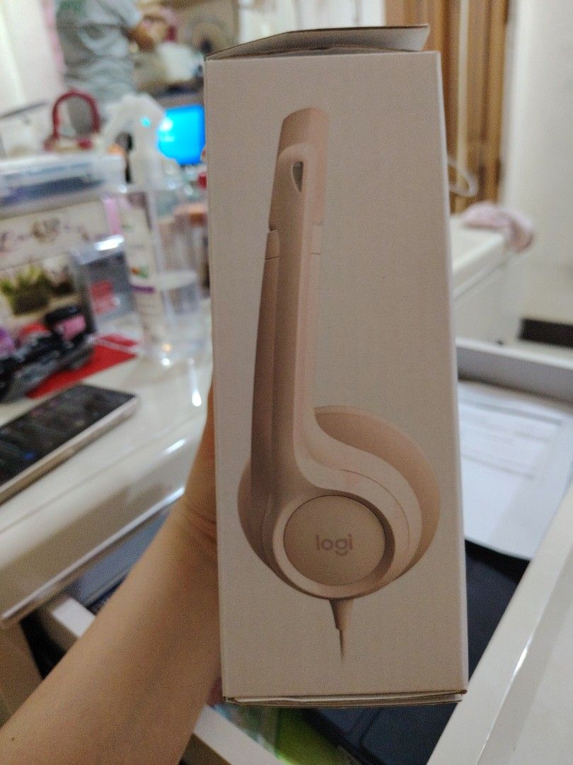 Logitech H390 Computer Headset (Category: Headphones & Headsets) located in Manila. Submitted by madtb (Listing ID 1436839428, Image 2). Description: Barely used.